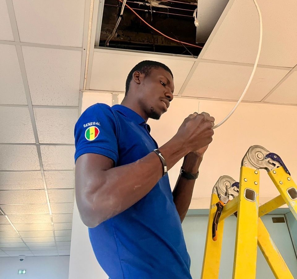 Technicien Vigilus préparant une installation de sécurité électronique